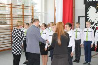 Gratulacje od policjanta uczniom klasy mundurowej
