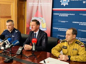 W dniu 18 lutego 2025 r. szef zachodniopomorskiej Policji insp. Szymon Sędzik w siedzibie KWP w Szczecinie gościł Marszałka Województwa Zachodniopomorskiego i Komendanta Wojewódzkiego Państwowej Straży Pożarnej w Szczecinie. Na spotkaniu zostały zawarte umowy przekazania środków finansowych z budżetu Urzędu Marszałkowskiego  na akcje społeczne, szkolenia i programy profilaktyczne.