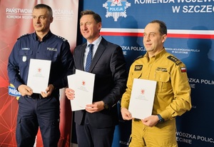 W dniu 18 lutego 2025 r. szef zachodniopomorskiej Policji insp. Szymon Sędzik w siedzibie KWP w Szczecinie gościł Marszałka Województwa Zachodniopomorskiego i Komendanta Wojewódzkiego Państwowej Straży Pożarnej w Szczecinie. Na spotkaniu zostały zawarte umowy przekazania środków finansowych z budżetu Urzędu Marszałkowskiego  na akcje społeczne, szkolenia i programy profilaktyczne.