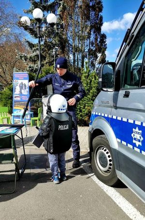 Szczecińscy policjanci wzięli udział w XV Kiermaszu Charytatywnym „Paczka dla Bohatera”