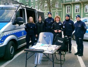 Szczecińscy policjanci wzięli udział w XV Kiermaszu Charytatywnym „Paczka dla Bohatera”