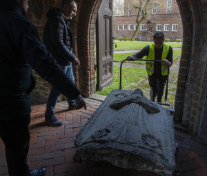 Wczoraj w katedrze w Kamieniu Pomorskim odbyło się oficjalne wydanie, odzyskanej w 2024 roku przez policjantów z KWP w Szczecinie zabytkowej płyty skradzionej w 1999 roku z kościoła w woj. lubuskim. Płyta została zapakowana przez konserwatorów i wyruszyła do w Gębic skąd skradziono ją 26 lat temu.