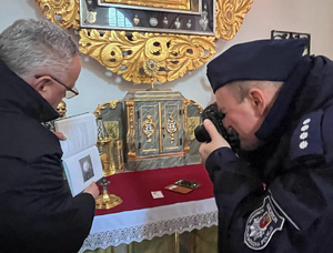 Wczoraj w katedrze w Kamieniu Pomorskim odbyło się oficjalne wydanie, odzyskanej w 2024 roku przez policjantów z KWP w Szczecinie zabytkowej płyty skradzionej w 1999 roku z kościoła w woj. lubuskim. Płyta została zapakowana przez konserwatorów i wyruszyła do w Gębic skąd skradziono ją 26 lat temu.