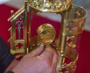 Wczoraj w katedrze w Kamieniu Pomorskim odbyło się oficjalne wydanie, odzyskanej w 2024 roku przez policjantów z KWP w Szczecinie zabytkowej płyty skradzionej w 1999 roku z kościoła w woj. lubuskim. Płyta została zapakowana przez konserwatorów i wyruszyła do w Gębic skąd skradziono ją 26 lat temu.