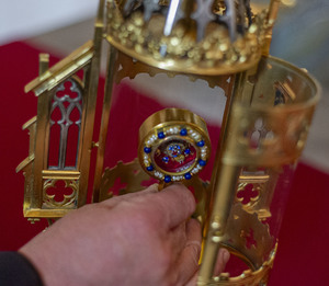Wczoraj w katedrze w Kamieniu Pomorskim odbyło się oficjalne wydanie, odzyskanej w 2024 roku przez policjantów z KWP w Szczecinie zabytkowej płyty skradzionej w 1999 roku z kościoła w woj. lubuskim. Płyta została zapakowana przez konserwatorów i wyruszyła do w Gębic skąd skradziono ją 26 lat temu.