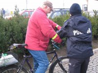 Świnoujscy policjanci rozdawali pieszym i rowerzystom odblaskowe prezenty