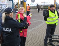 Świnoujscy policjanci rozdawali pieszym i rowerzystom odblaskowe prezenty