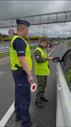 Minęło 7 tygodni od wprowadzenia tymczasowych kontroli na przejściach granicznych w naszym województwie. Zachodniopomorscy policjanci wspierają działania Straży Granicznej w powiatach polickim, gryfińskim oraz świnoujskim.