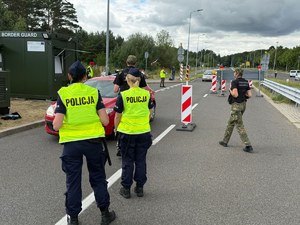 Minęło 7 tygodni od wprowadzenia tymczasowych kontroli na przejściach granicznych w naszym województwie. Zachodniopomorscy policjanci wspierają działania Straży Granicznej w powiatach polickim, gryfińskim oraz świnoujskim.