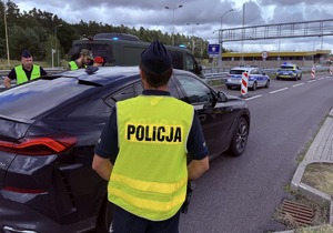Minęło 7 tygodni od wprowadzenia tymczasowych kontroli na przejściach granicznych w naszym województwie. Zachodniopomorscy policjanci wspierają działania Straży Granicznej w powiatach polickim, gryfińskim oraz świnoujskim.