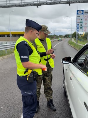 Minęło 7 tygodni od wprowadzenia tymczasowych kontroli na przejściach granicznych w naszym województwie. Zachodniopomorscy policjanci wspierają działania Straży Granicznej w powiatach polickim, gryfińskim oraz świnoujskim.