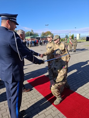 Zespół Szkół im. Macieja Rataja w Gościnie obchodził dziś swoje święto. W ramach uroczystych obchodów pasowano uczniów klas pierwszych technikum i liceum z klas objętych patronatem Ministerstwa Spraw Wewnętrznych i Administracji oraz Ministerstwa Obrony Narodowej.