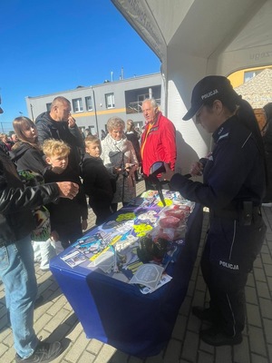 Zespół Szkół im. Macieja Rataja w Gościnie obchodził dziś swoje święto. W ramach uroczystych obchodów pasowano uczniów klas pierwszych technikum i liceum z klas objętych patronatem Ministerstwa Spraw Wewnętrznych i Administracji oraz Ministerstwa Obrony Narodowej.