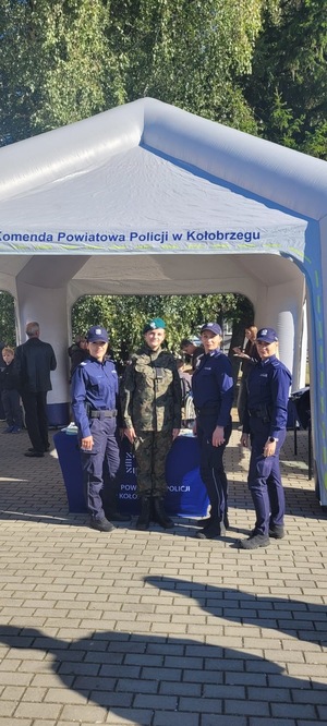 Zespół Szkół im. Macieja Rataja w Gościnie obchodził dziś swoje święto. W ramach uroczystych obchodów pasowano uczniów klas pierwszych technikum i liceum z klas objętych patronatem Ministerstwa Spraw Wewnętrznych i Administracji oraz Ministerstwa Obrony Narodowej.