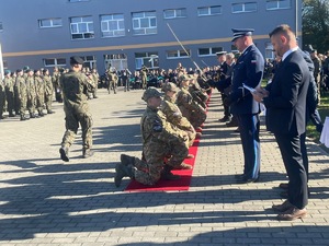 Zespół Szkół im. Macieja Rataja w Gościnie obchodził dziś swoje święto. W ramach uroczystych obchodów pasowano uczniów klas pierwszych technikum i liceum z klas objętych patronatem Ministerstwa Spraw Wewnętrznych i Administracji oraz Ministerstwa Obrony Narodowej.