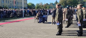 Zespół Szkół im. Macieja Rataja w Gościnie obchodził dziś swoje święto. W ramach uroczystych obchodów pasowano uczniów klas pierwszych technikum i liceum z klas objętych patronatem Ministerstwa Spraw Wewnętrznych i Administracji oraz Ministerstwa Obrony Narodowej.