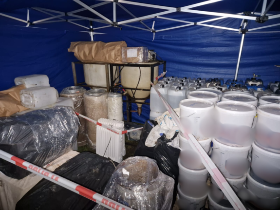 Policja rozbiła linię produkcyjną środków odurzających – cztery osoby zatrzymane