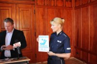 Policjantka z Wydziału Prewencji KWP w Szczecinie prezentuje publikację wydaną dla rodziców