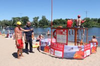 Szczecińscy policjanci w ramach "letniego patrolu" kontrolują kąpieliska strzeżone i niestrzeżone na terenie całego miasta.