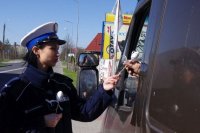 policjantka wręcza pisankę kierowcy ciężarówki