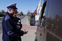 policjanci rozmawiają z kierowcą ciężarówki