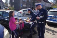 policjanaci rozdaja dzieciom pancerniki