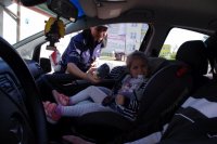 policjantka rozmawia z dzieckiem w aucie
