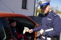 policjant kolo samochodu, siedzi dziecko