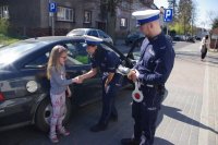 policjanci witaja sie z dziewczynką
