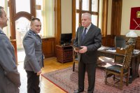 Gratulacje Wojewody dla policjanta, który uratował człowieka
