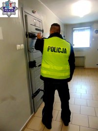 Policjant zamykający drzwi w areszcie