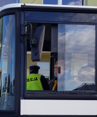 Policja, Inspekcja Transportu Drogowego i sanepid kontrolują autobusy dowożące dzieci do szkół