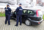 patrol policji podczas kontroli drogowej