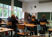 policjant na prelekcji z uczniami