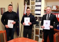 podpisanie umowy przez Zastępcę Komendanta Wojewódzkiego Policji w Szczecinie dr Marka Jasztala oraz Pan Pawła Biedrzyckiego  i Mateusza Łukaszewicza przedstawicieli  firmy INTRAX S.C. Paweł Biedrzycki Mateusz Łukaszewicz z siedzibą w Szczecinie.
