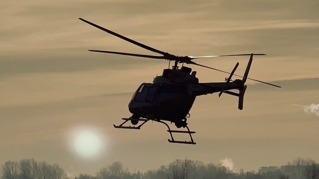 Patrole z powietrza i ziemi - w przeddzień odwilży policjanci czuwają nad bezpieczeństwem na zamarzniętych akwenach