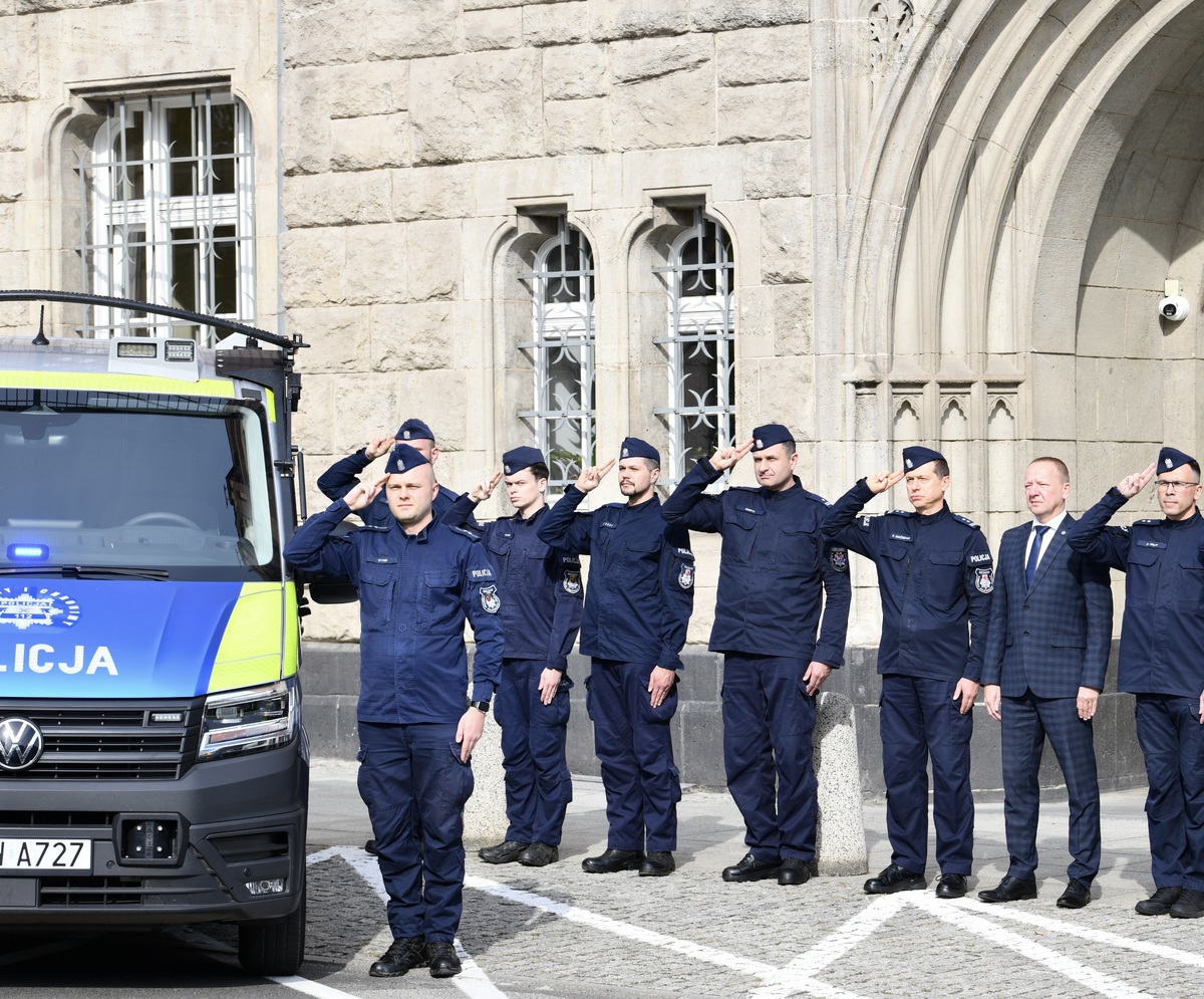 Policjanci w całej Polsce oddali hołd podkomisarzowi Natanowi Sieroniowi