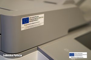 Nalepka Funduszu Bezpieczeństwa Wewnętrznego Unii Europejskiej na sprzęcie biurowym.