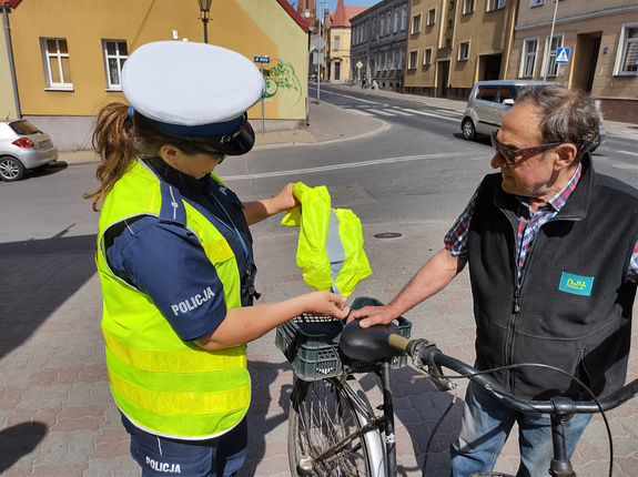 policjanci rozmawiają z rowerzystami